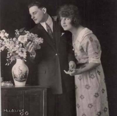 RAKKAUS / Vintage kukkamekkoinen tyttö, nuori mies. 1920-l.