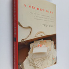 Ted Gup : A Secret Gift : How One Man's Kindness - and a ... - pikkukuva 1