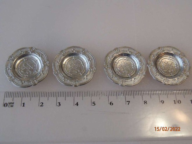Nukkekoti metallinen lautanen 4 kpl