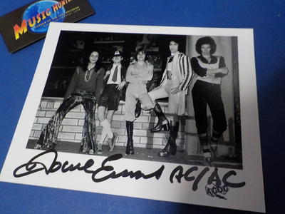 AC/DC DAVE EVANS NIMIKIRJOITUS B/W KUVASSA