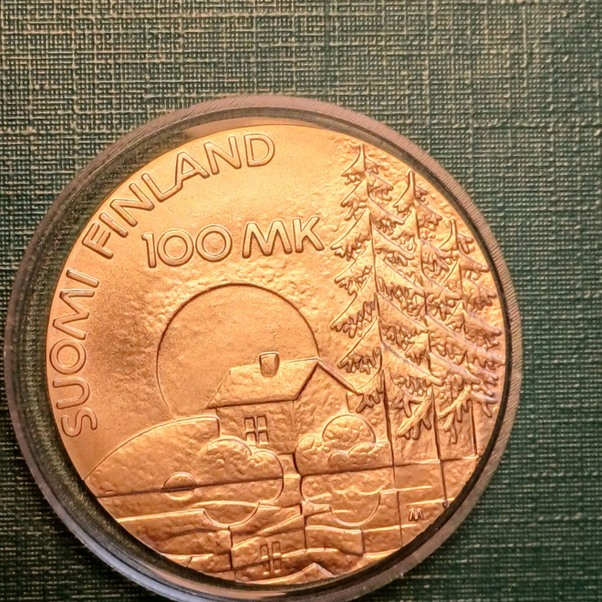 Suomi  100 mk.  SOTAINVALIIDIT. -v 1990 .     Katso kuvvaus.