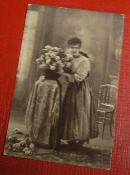 Nuori nainen ruusuasetelman kanssa  1925  (K8)