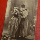 Nuori nainen ruusuasetelman kanssa  1925  (K8) - pikkukuva 1