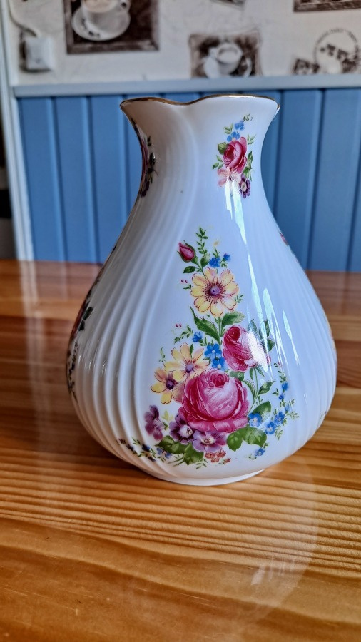 Vintage kukkakuvioinen maljakko Bavaria