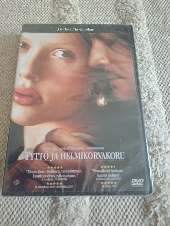 Tyttö Ja Helmikorvakoru (MUOVISSA)