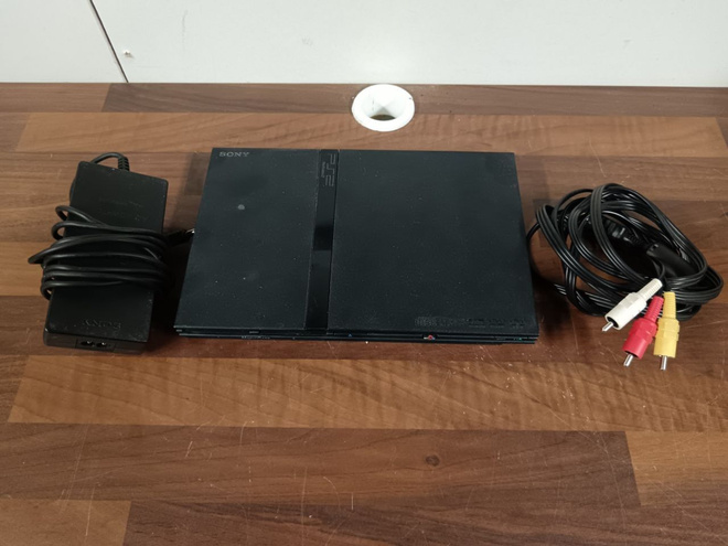 Playstation 2 slim konsoli (varaosa / projekti)