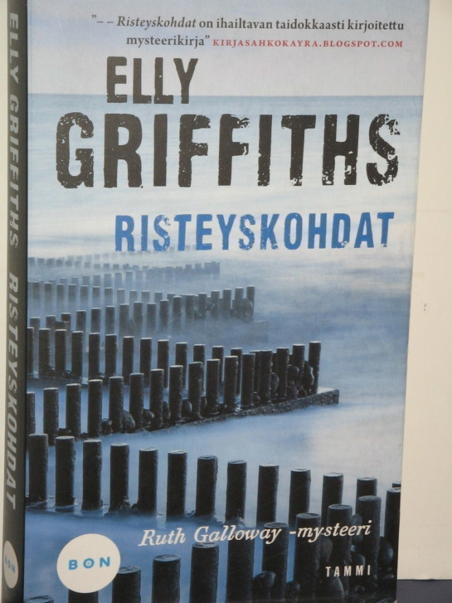 Elly Griffiths : RISTEYSKOHDAT