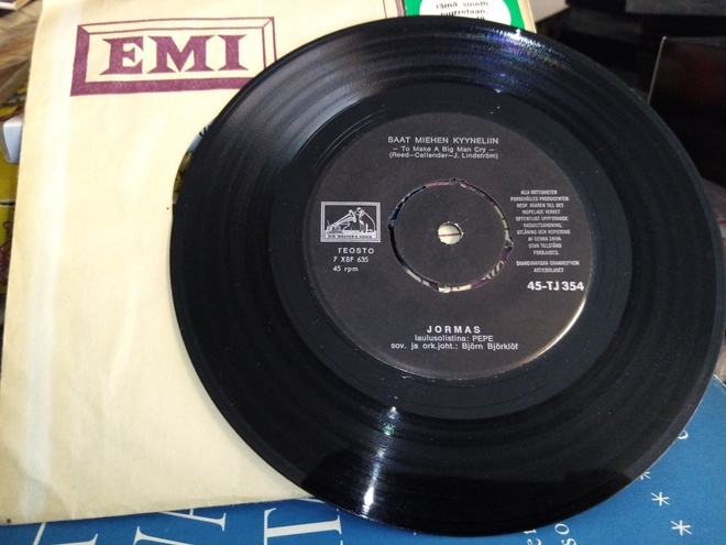 7" single Jormas :  Saat miehen kyyneliin ( SIS POSTIKULU)