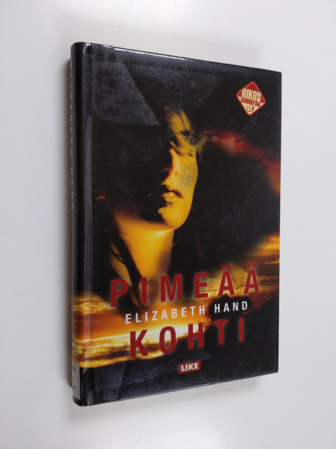 Elizabeth Hand : Pimeää kohti