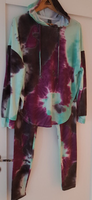 Värikäs Batik Oloasu = Housut ja Huppari - koko M