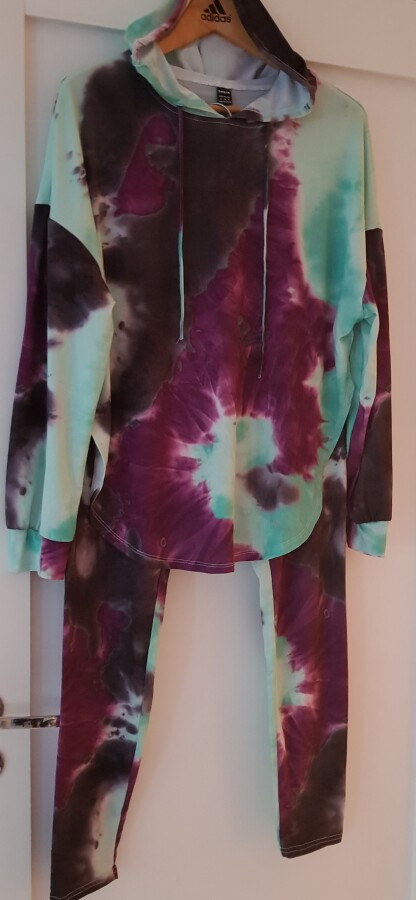 Värikäs Batik Oloasu = Housut ja Huppari - koko M