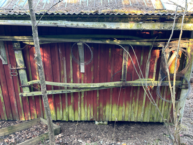 Vanhat puisevat hevoskärryn aisat ja rautalankarullat