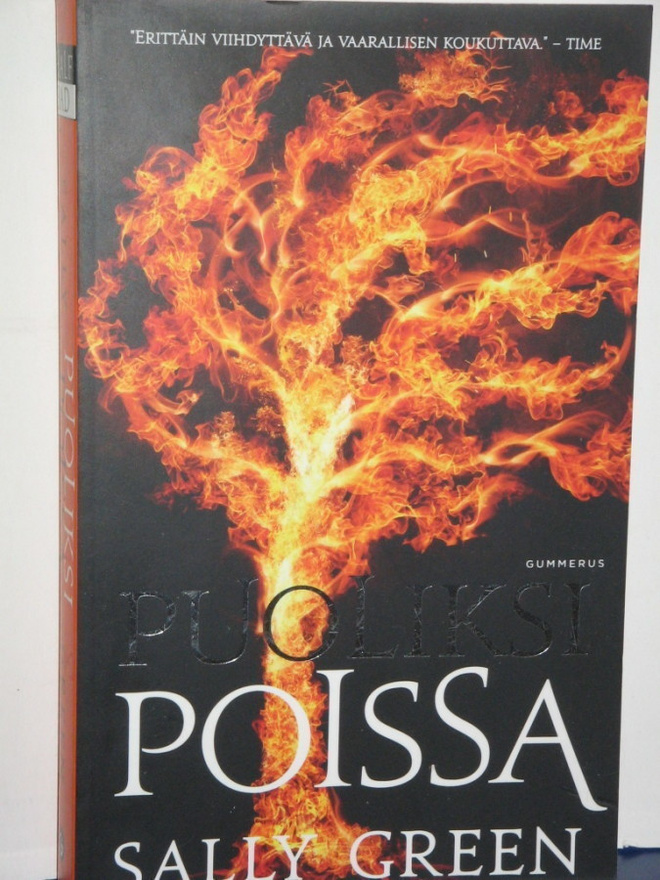 Sally Green : PUOLIKSI POISSA