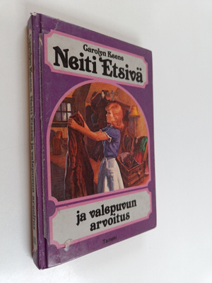 Carolyn Keene : Neiti Etsivä ja valepuvun arvoitus
