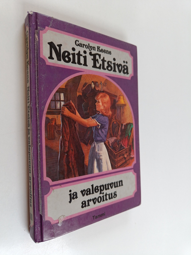 Carolyn Keene : Neiti Etsivä ja valepuvun arvoitus