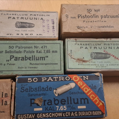 Pistoolin patruunalaatikoita