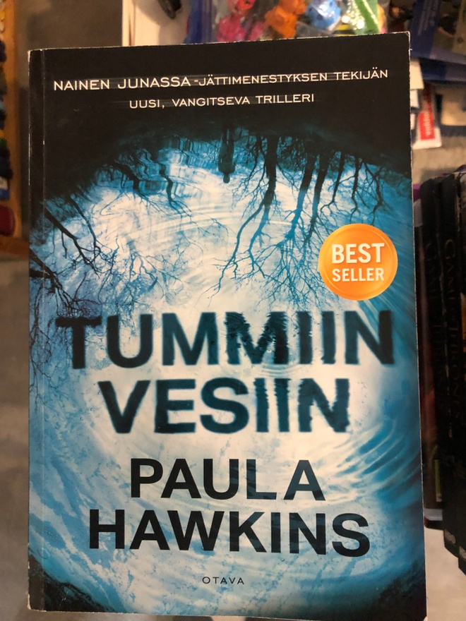 Paula Hawkins: Tummiin vesiin. 2017.