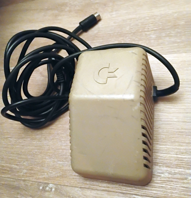 Commodore 64 virtalähde – alkuperäinen, toimiva (RETRO)