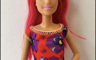 Barbie skipper nukke pinkkihiuksinen