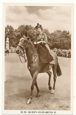 Kuningatar ELIZABETH II ratsailla - vanha kortti