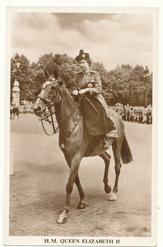 Kuningatar ELIZABETH II ratsailla - vanha kortti