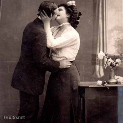 RAKKAUS / Hämärässä huoneessa suuteleva pari. 1900-l.
