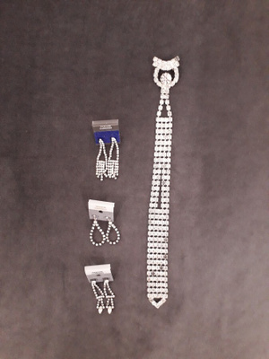 Korvakorut ja rintaneula (3+1, ei laatumerk)