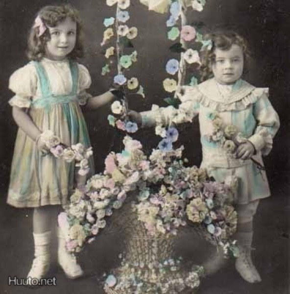 LAPSI / Upea kukka-asetelma ja suloiset lapsukaiset. 1900-l.