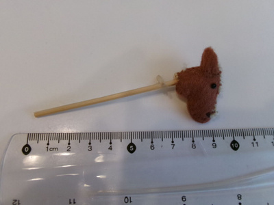 Nukkekoti keppihevonen