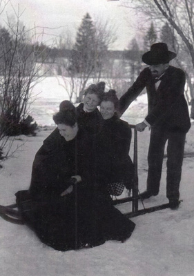 Kolme naista potkukelkassa 1890-luvulla