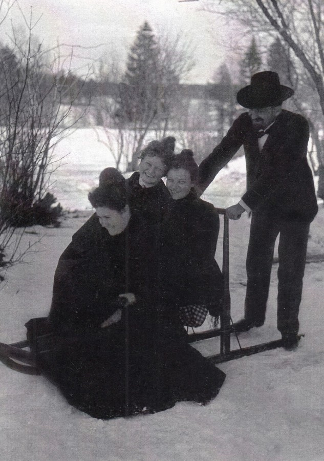 Kolme naista potkukelkassa 1890-luvulla
