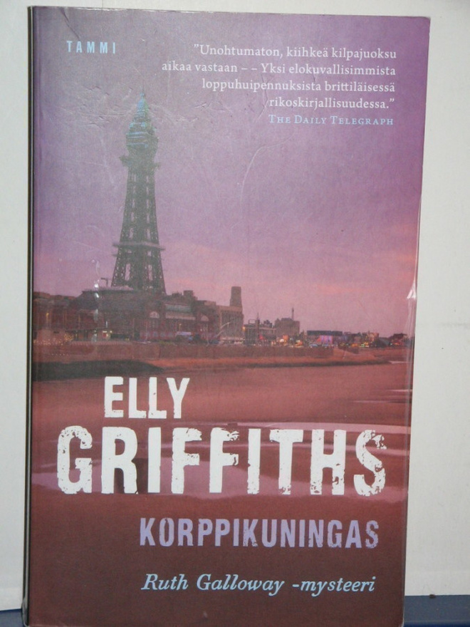 Elly Griffiths : KORPPIKUNINGAS