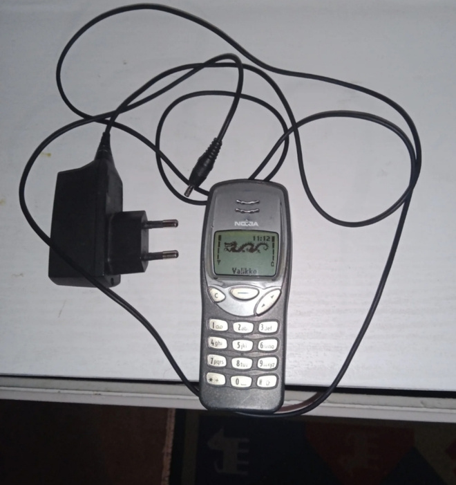 Vintage Nokia 3210 (NSE-8) vuosimalli 1999 + laturi.