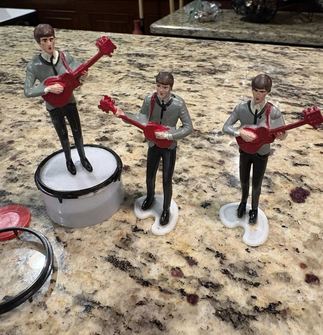 Beatles figuurit / plastic figurines cake toppers; 1960-luku