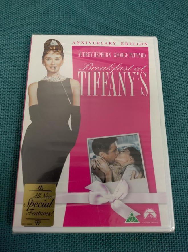 AAMIAINEN TIFFANYLLA (Audrey Hepburn) UUSI***