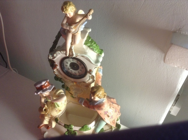 Pöytäkello, Meissen-posliinia, rokokoofiguureilla