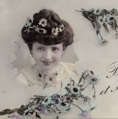 NAINEN / Kaunis tyttö ja päivänkakkaroita. 1900-l.