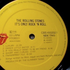 THE ROLLING STONES :: IT'S ONLY ROCK 'N ROLL:VINYYLI LP 1986 - pikkukuva 3
