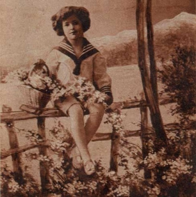 LAPSI / Aidalla istuva merimies-asuinen lapsi. 1910-l.