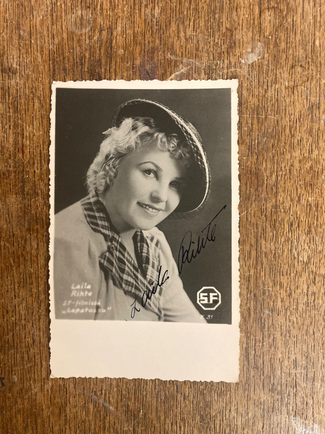 LAILA RIHTE, SIGNEERATTU VALOKUVA