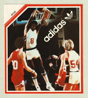 Vanha Adidas-tarra: Marques Johnson donkkaa