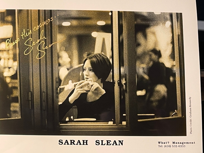Sarah Slean nimikirjoitus promokuvassa