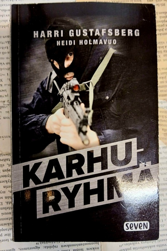 Harri Gustafsberg, Heidi Holmavuo - Karhuryhmä (pokkari)