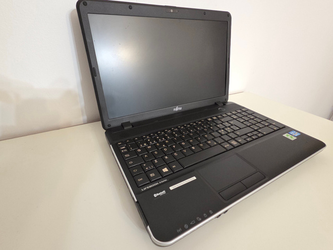 Fujitsu A512 15,6" kannettava W11