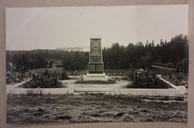 Uukuniemi: 1928 Sankaripatsas *** (761)