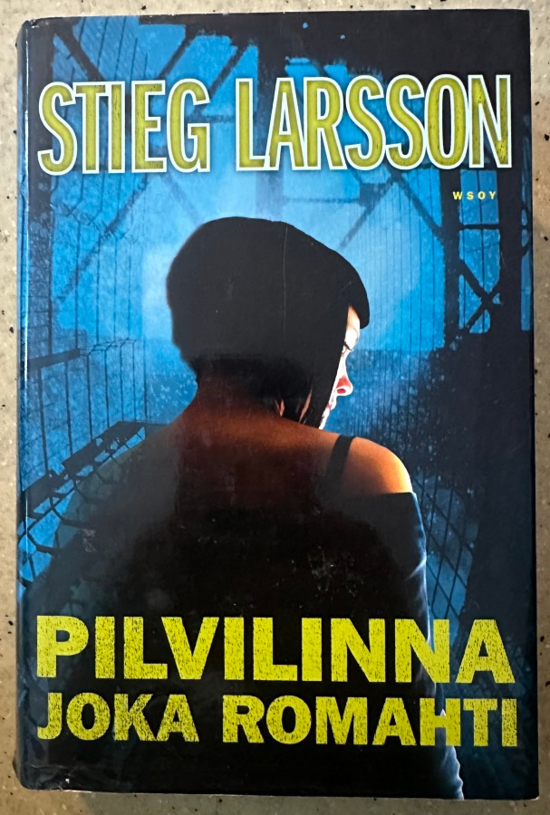 [Kirja] STIEG LARSSON: PILVILINNA JOKA ROMAHTI