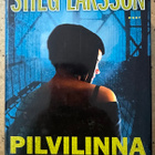 [Kirja] STIEG LARSSON: PILVILINNA JOKA ROMAHTI - pikkukuva 1
