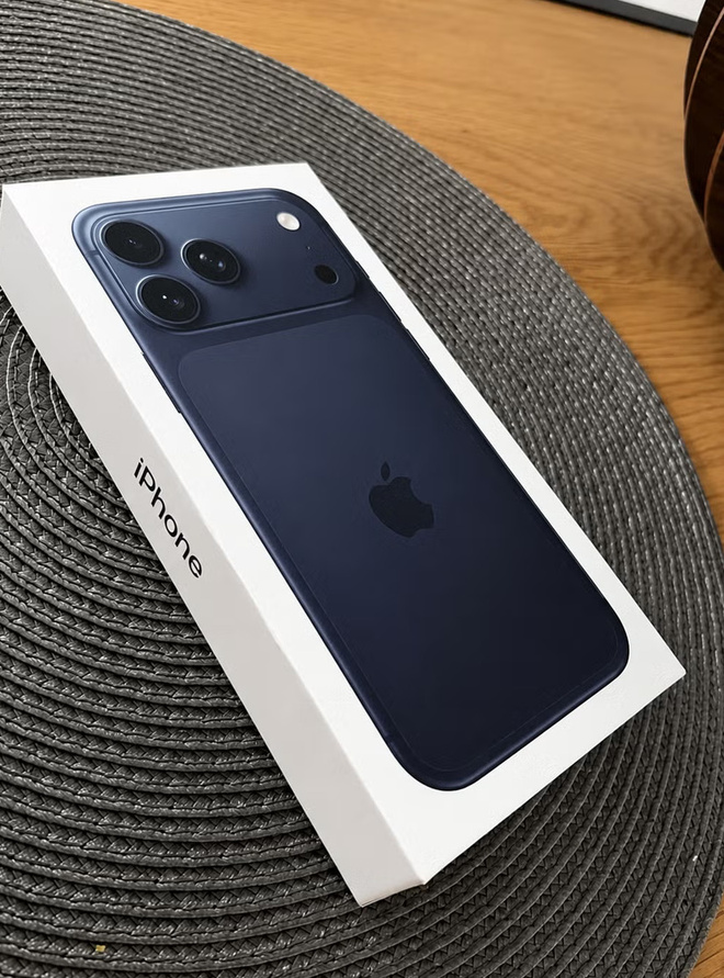 Apple iPhone 17 Pro 256 Gt mustansininen (AVAAMATON)