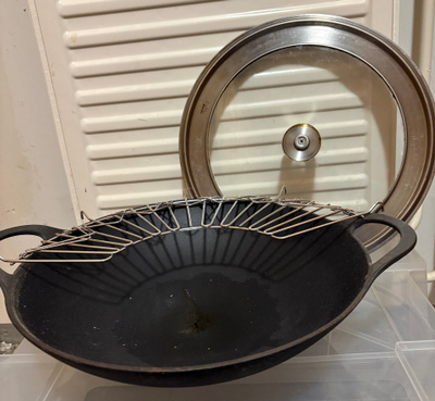 Wokkipannu, kansi ja valutusritilä