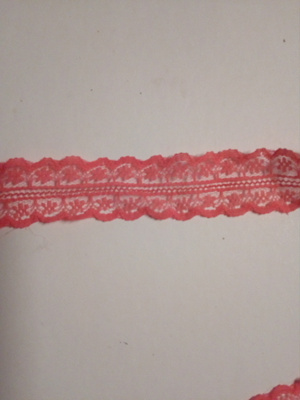 Ohut pitsi väriltään pinkki